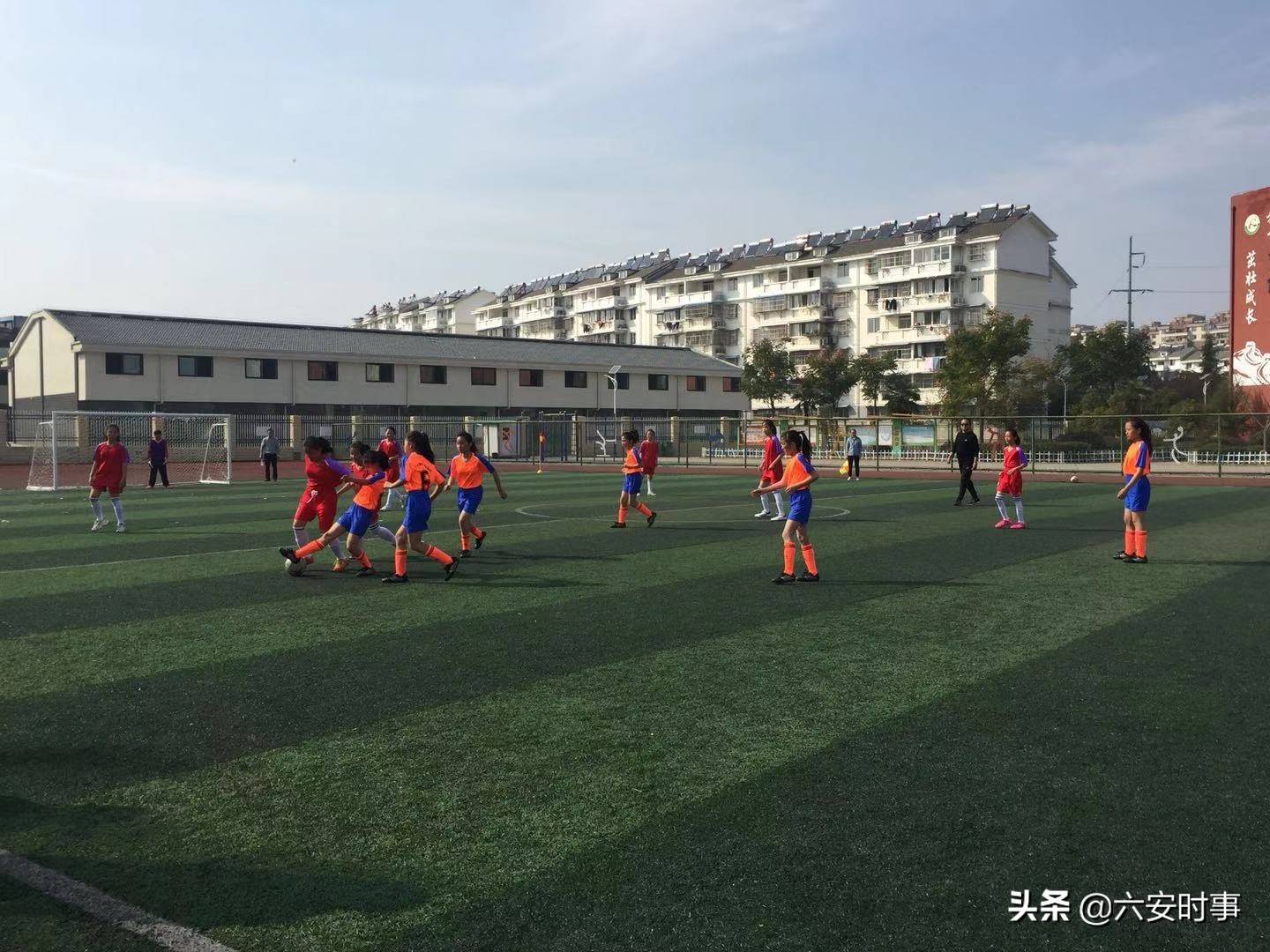 绿茵赛场放飞梦想的绘画,绿茵场上挥洒汗水追逐梦想