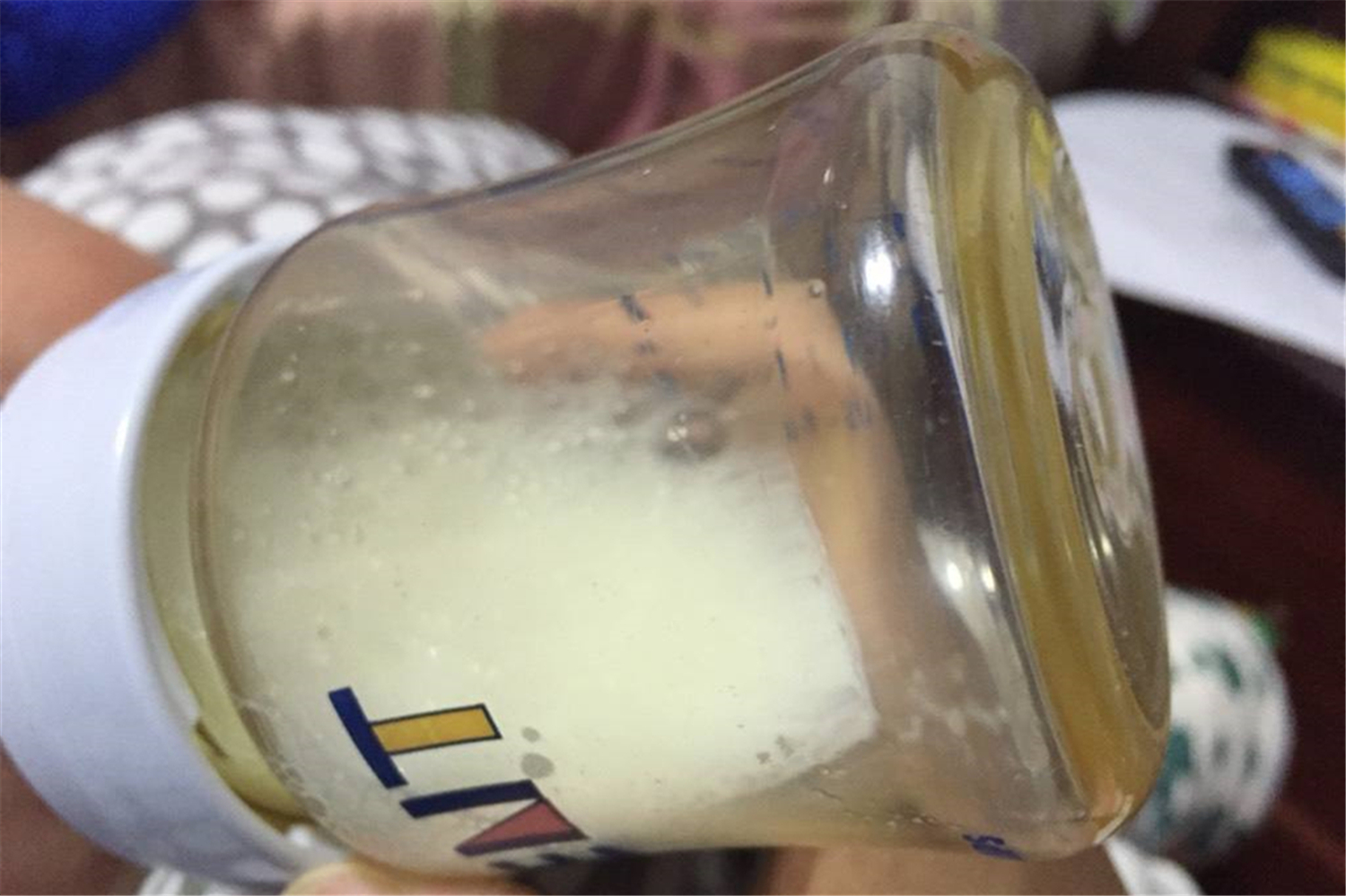 宝宝喝奶老是剩一点点怎么回事,宝宝每次喝奶都剩奶