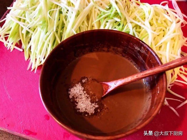 爽口凉菜西葫芦的做法,西葫芦丝麻酱凉拌做法大全图解