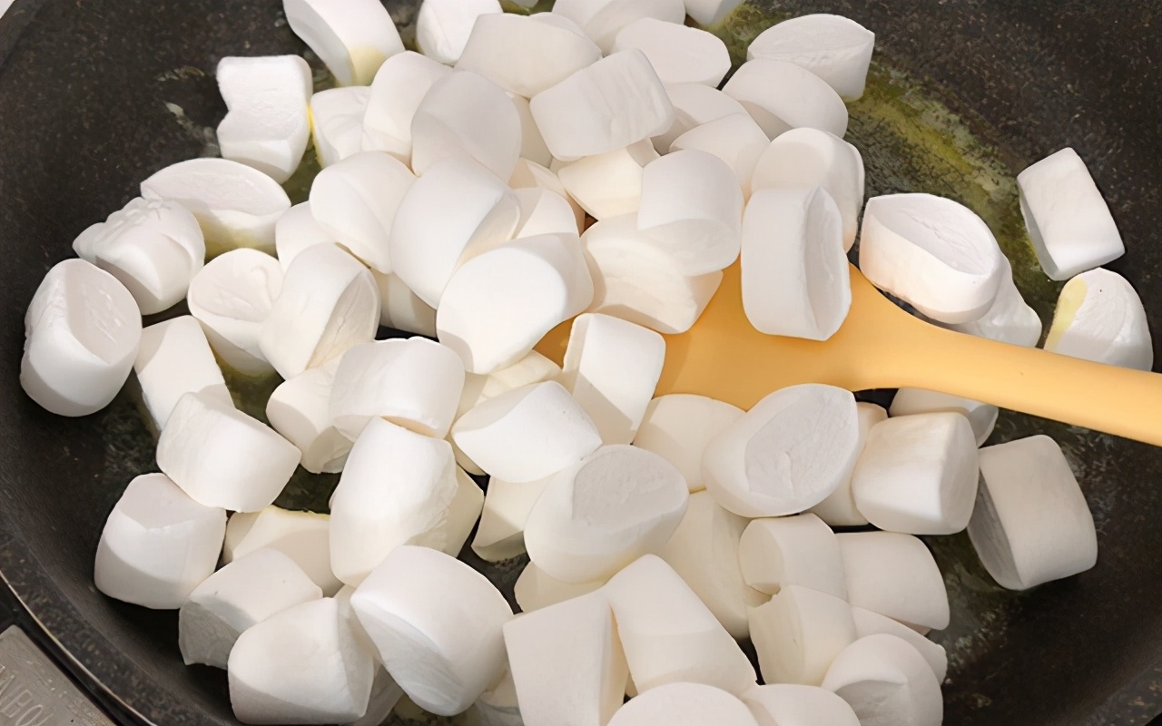 做牛轧糖好吃又简单没有黄油,自己做的牛轧糖味道棒棒哒