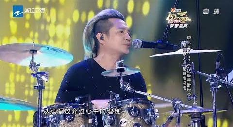 黄贯中转头看向黄家驹图片,黄贯中还会和黄家强追忆家驹么