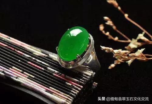 谢娜满身翡翠引争议，戴对显气质戴错变大妈，教给你搭配秘诀