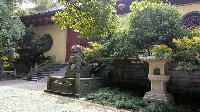 西湖畔有个古寺，井底藏千年神木，是济公施法术运来的