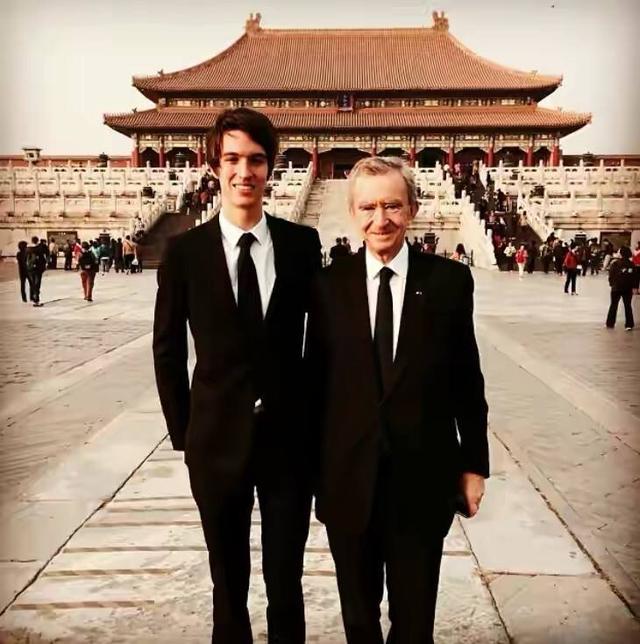 LV老板娘才是低调贵妇，60多岁穿搭朴素，三太子眉眼好像她