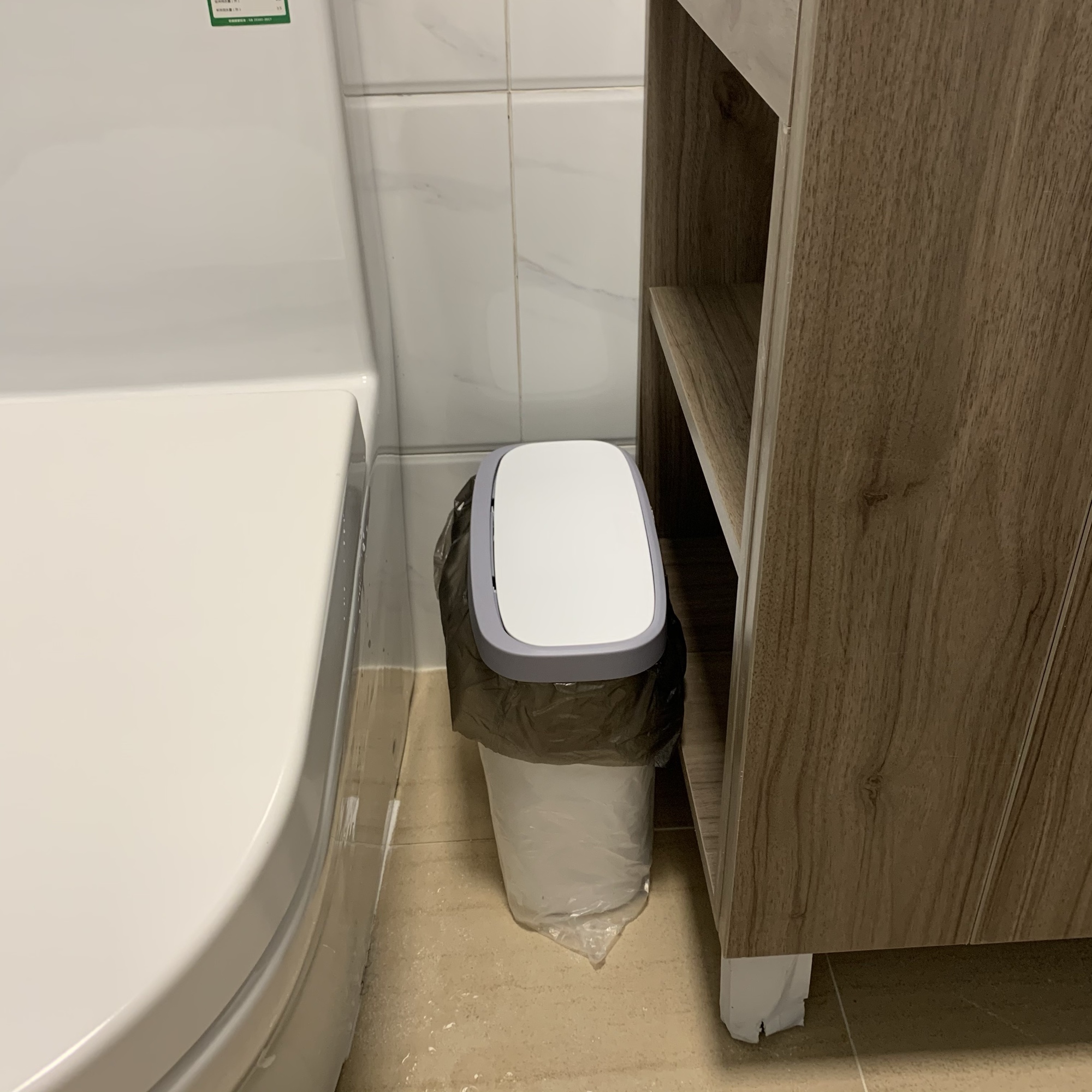 同样是小卫生间，看看人家的马桶边布置，干净利落、清清爽爽