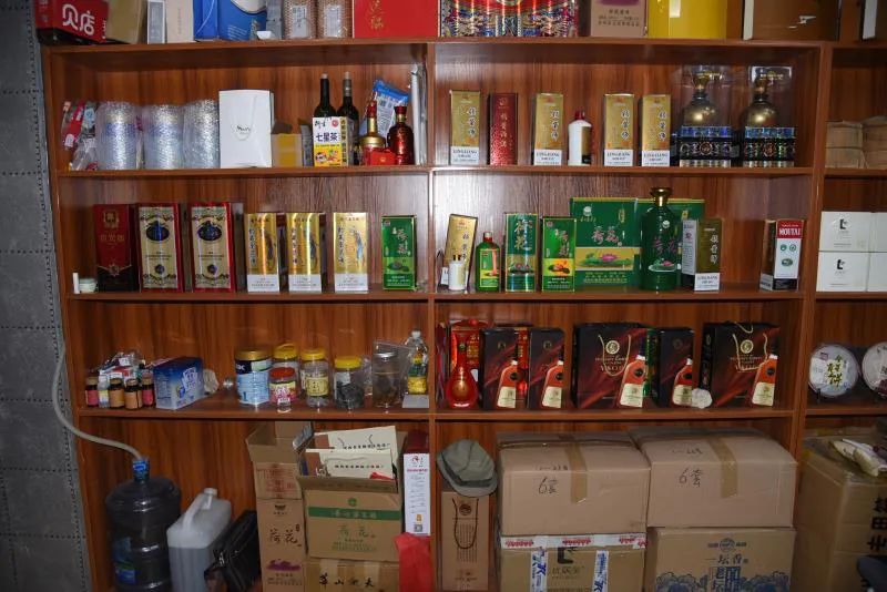 茅台酒中华烟，碎掉！雷朋眼镜卡地亚手镯，碾了！