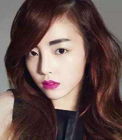 化完妆屋里看着跟外边看着不一样,在屋里化完妆一到外面就起皮卡粉