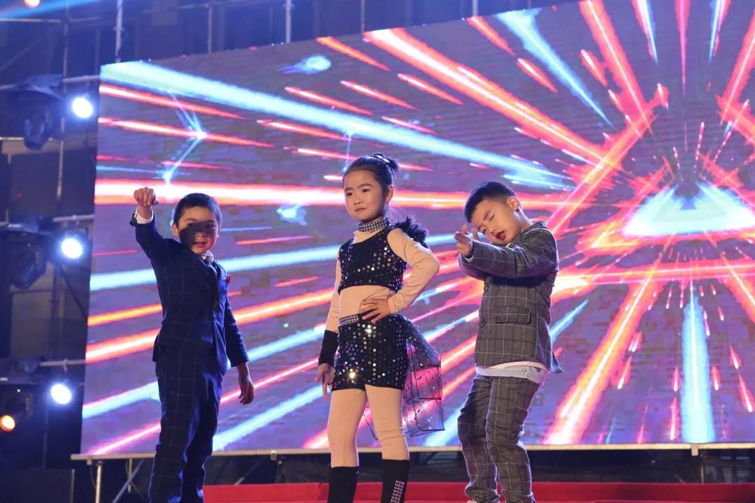 小县城学校元旦晚会活动,小学生青春筑梦砥砺前行文艺汇演