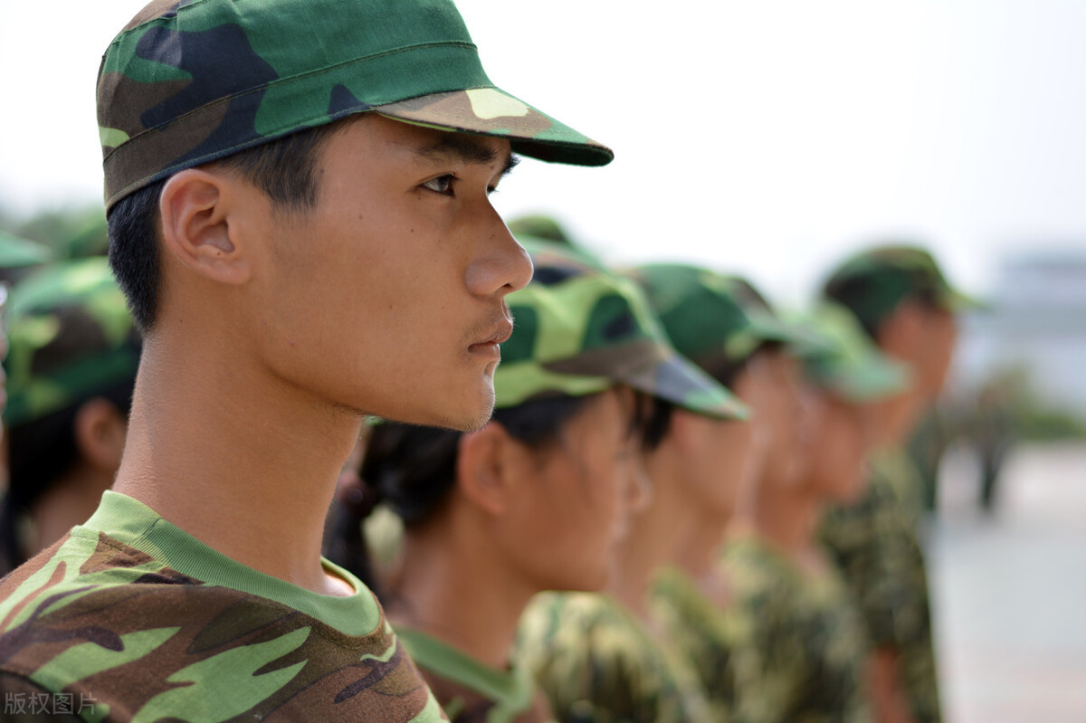 军训教官来学校军训,去学校的教官都是军人吗