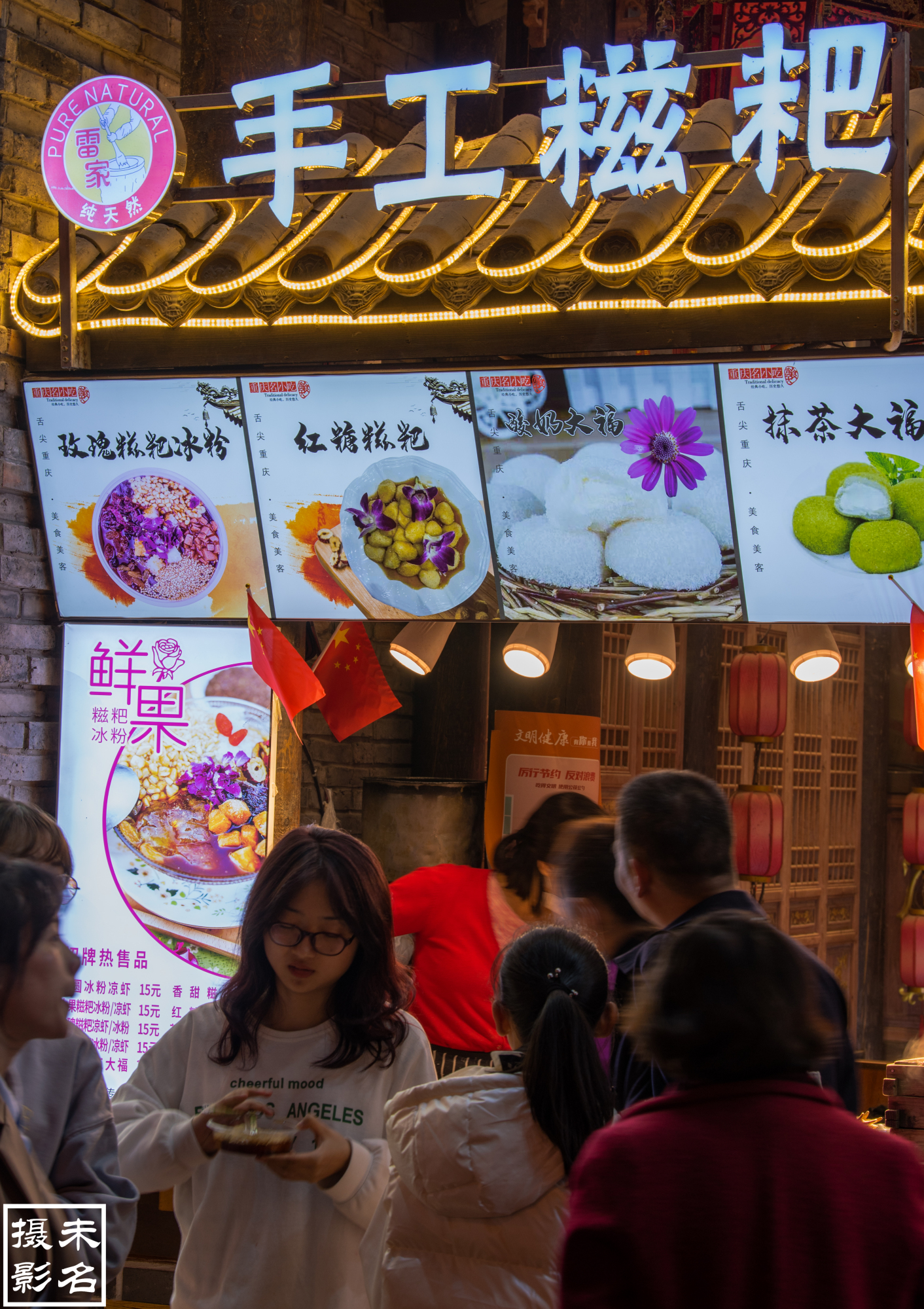 逛历史街区白象街，搭重庆最古老的电梯，游山城最繁华的美食夜市