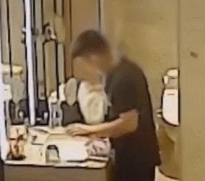 五星级酒店被爆毛巾擦杯子,酒店服务员用毛巾打扫卫生间