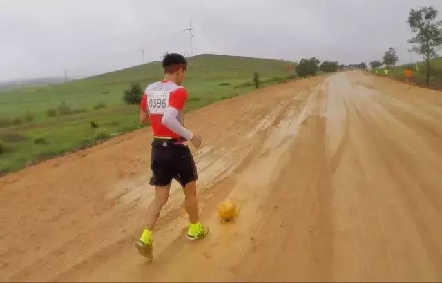 人物|踢着足球跑完首马！他说：做荒唐事才是正经事