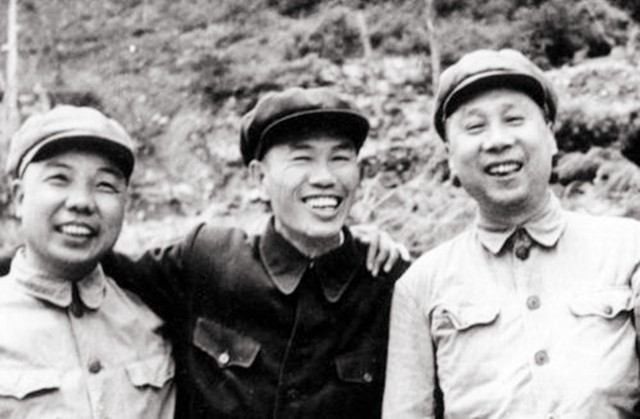 邓华缴获五箱白金龙烟，只给主席一支，主席笑笑：“财不露白”啊