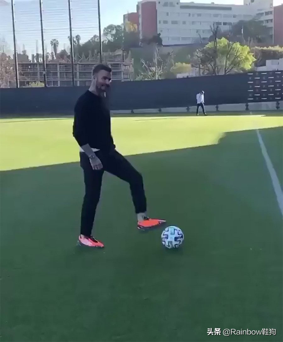 贝克汉姆黑白双煞,贝克汉姆纯白礼服