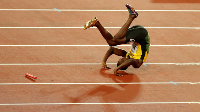 蹲下后背摔技巧,侧腰摔了怎样锻炼