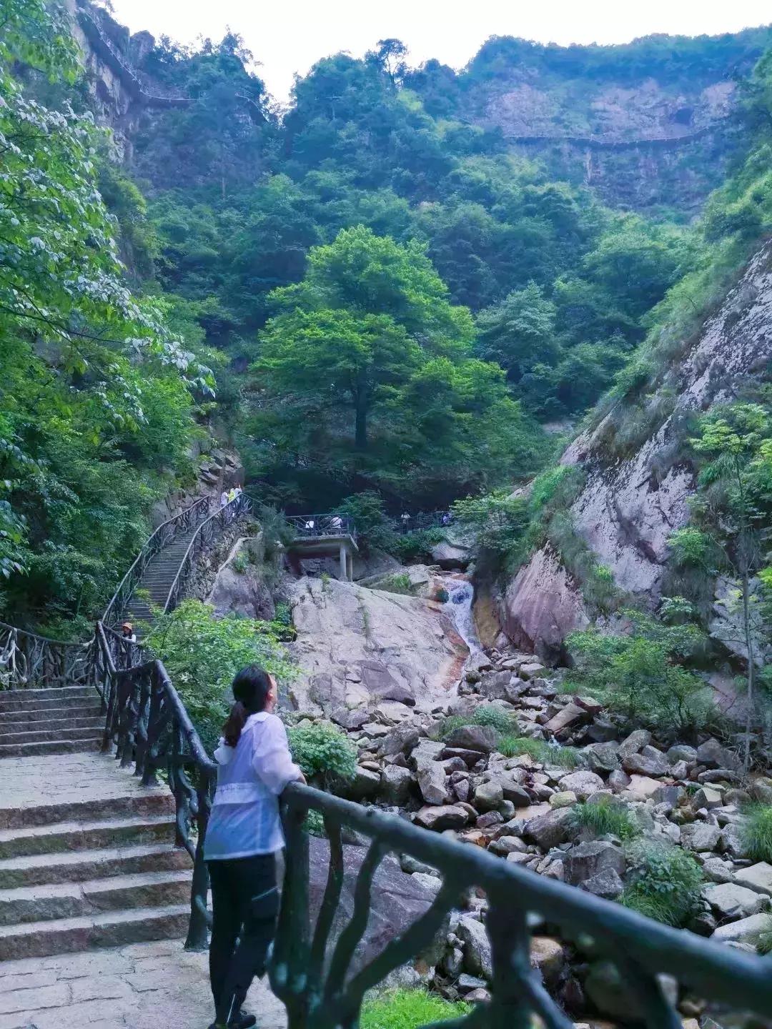 悬崖滑梯风景区,悬崖峭壁雪滑梯