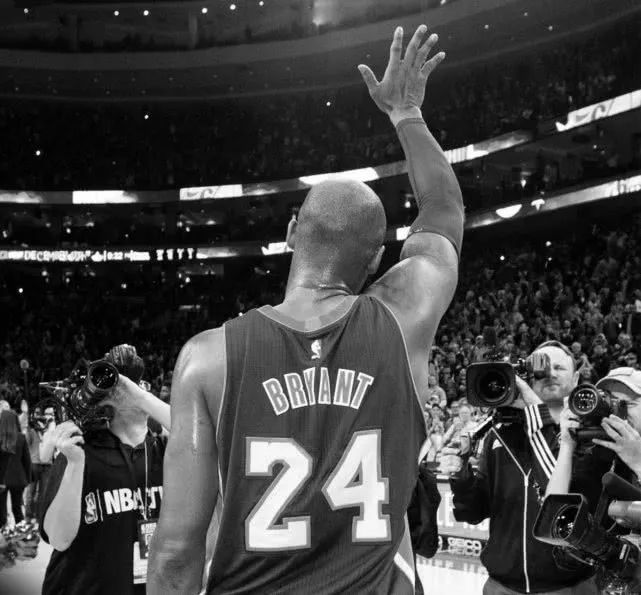 美国篮球巨星科比坠机,美国科比去世新闻报道