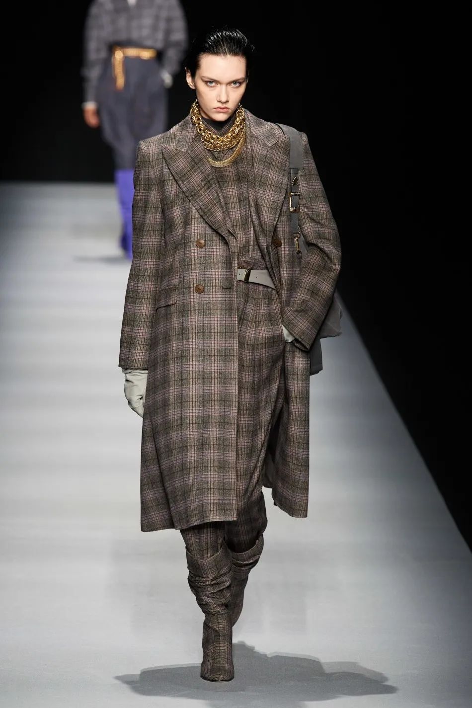 墨绿色格纹大衣怎样搭配好看,短款格纹毛呢大衣的搭配方法