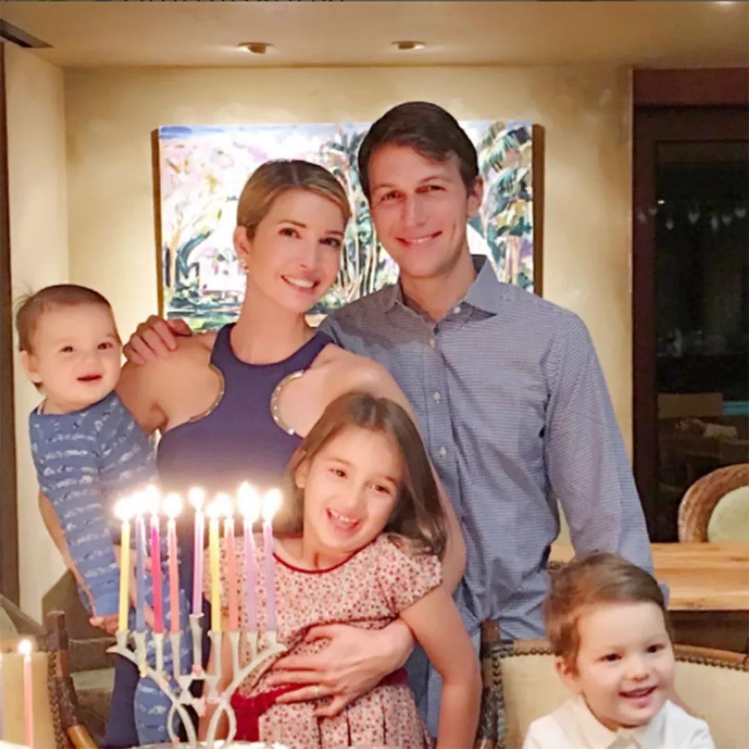 伊万卡单手抱孩子视频,伊万卡带娃视频