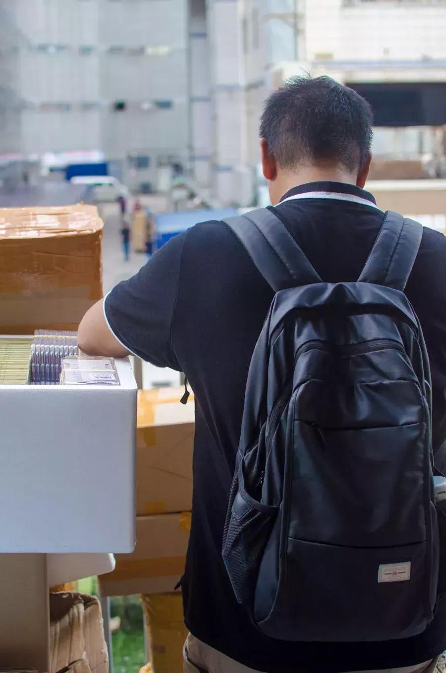 60秒赔了100万！在华强北倒腾“二手机”，比炒股刺激多了…