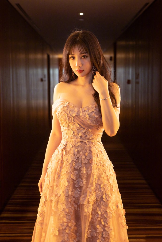 柳岩粉红色惊艳美照图,柳岩粉色鱼尾裙造型惊艳十足