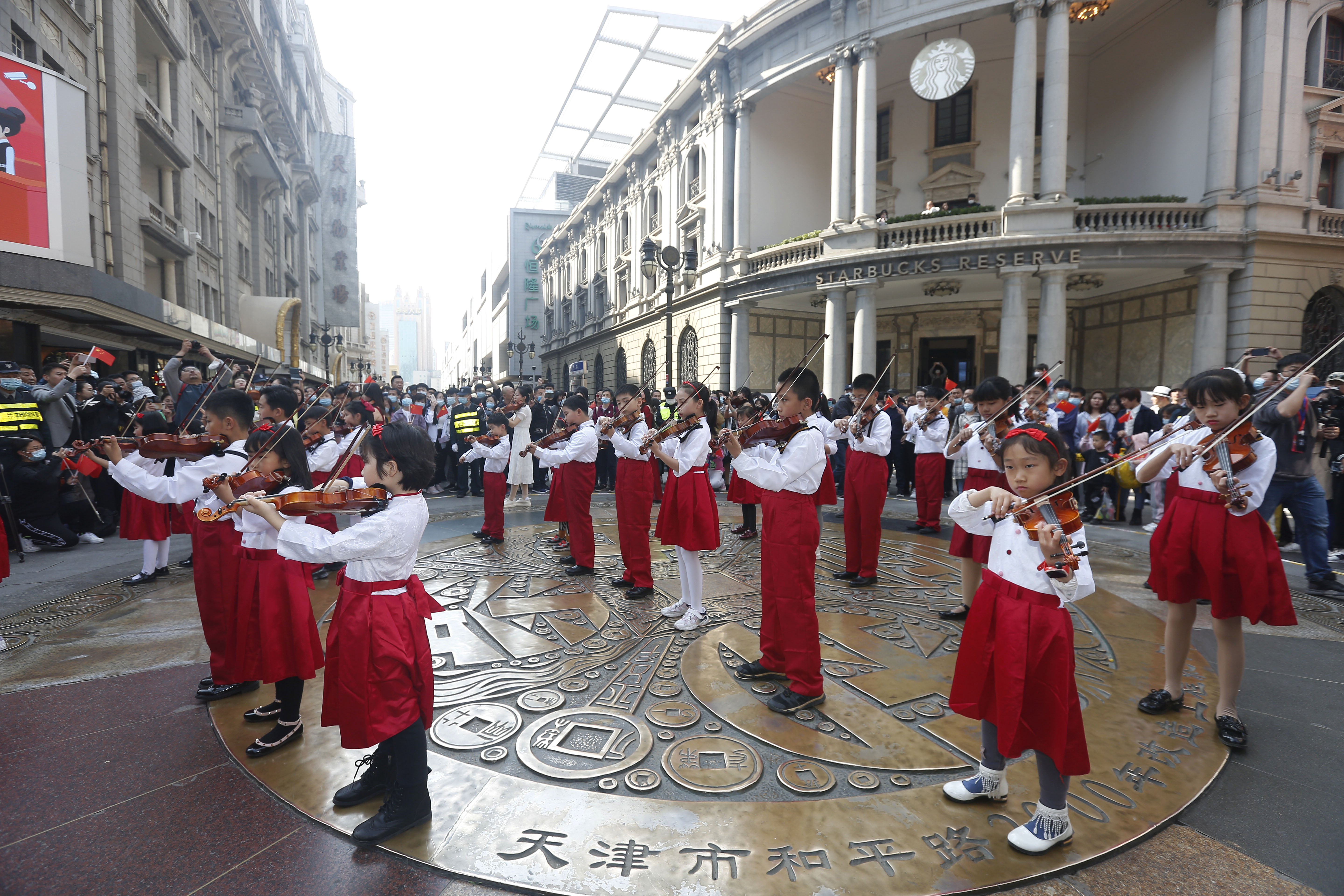 天津青少年小提琴快闪响彻金街,青少年交响乐快闪