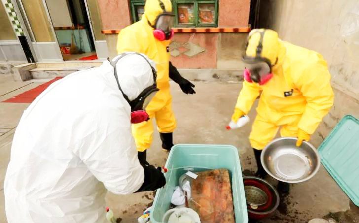 医护人员与孩子隔空喊话,抗疫医生隔空喊话