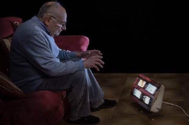 手机让人更亲密还是更疏远,手机让我们的距离越来越远