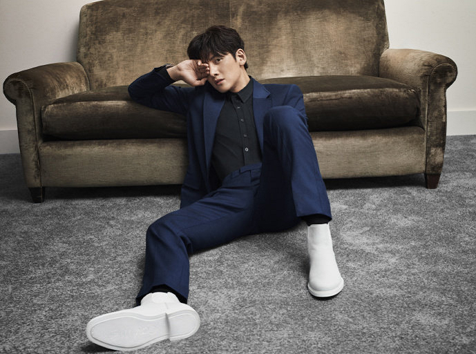 池昌旭代言CK穿凉拖出镜！这位哥真的有三十多岁？怕是冻龄了吧