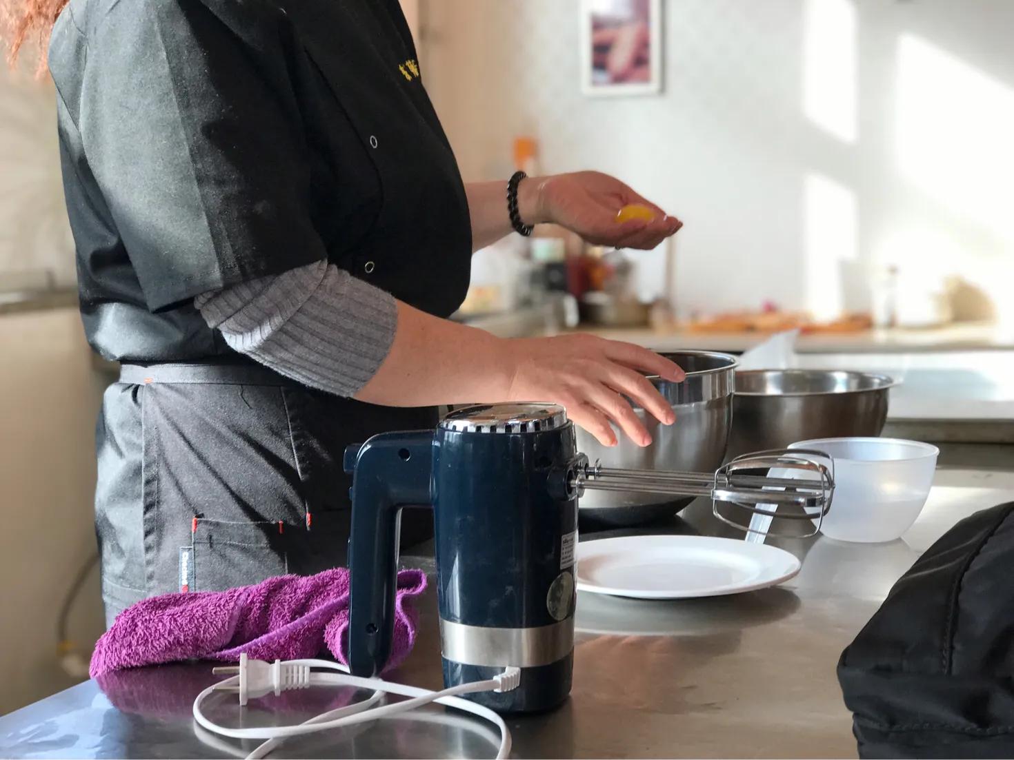 如何自制戚风蛋糕卷,草莓酱戚风蛋糕卷做法烤箱