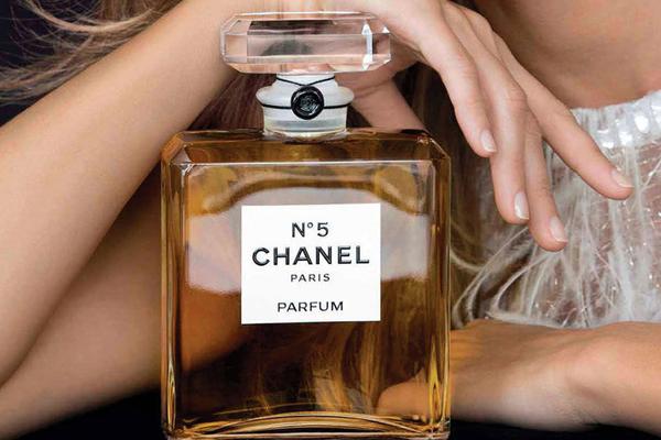 香奈儿5号水和5号之水哪个好闻,迪奥真我好闻还是香奈儿5号好闻