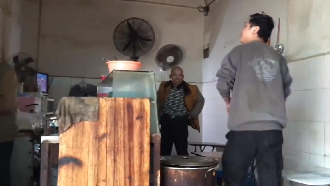 三和大神上一天玩三天，日结100吃4元的面，8块钱网吧包夜