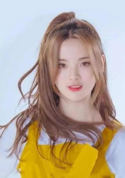 夏天显脸小又凉快的扎发,减龄半扎发显得头发很多的发型