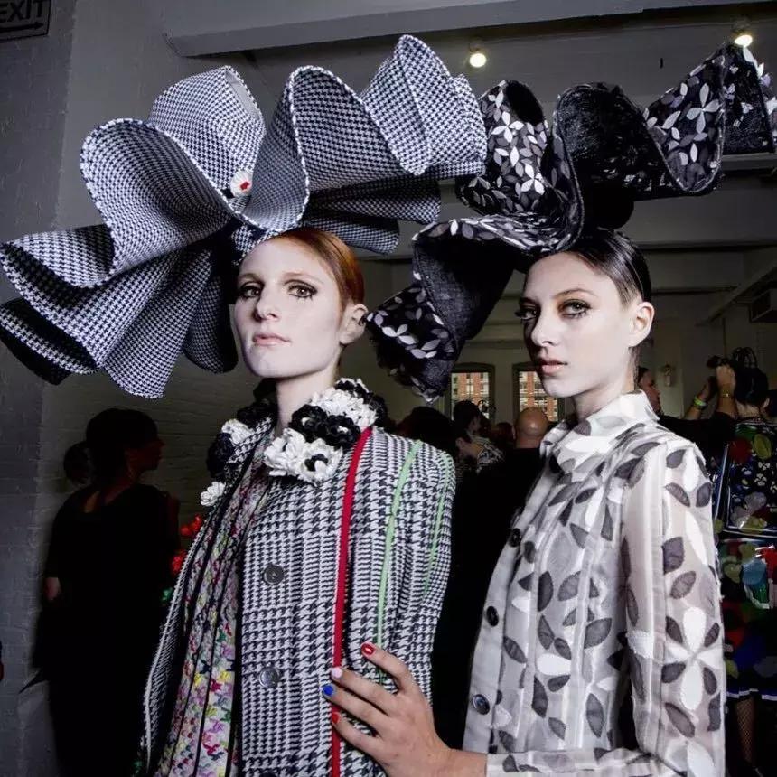 从全世界最会戴帽子的女人身上,学习一点「帽子戏法」