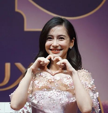 杨颖15岁旧照曝光容貌差异大,38岁杨颖全身照