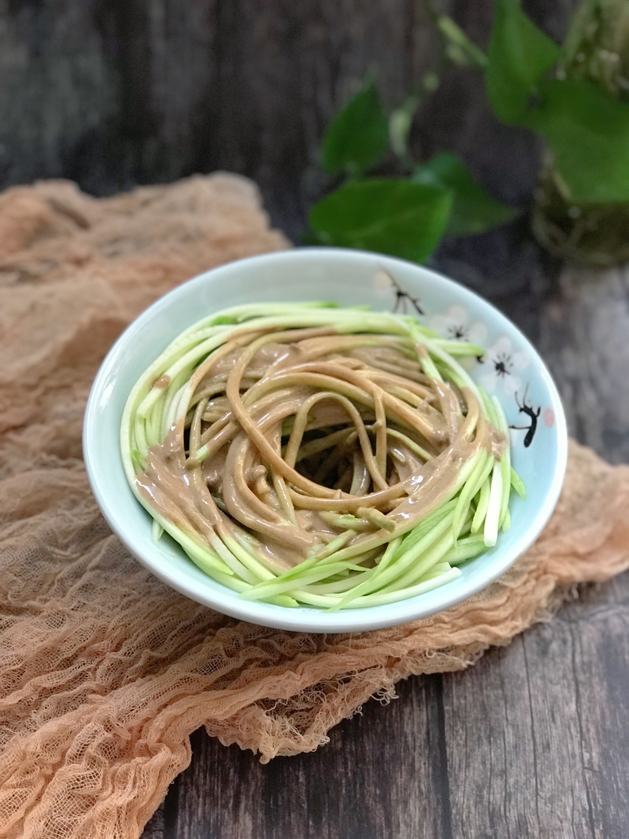 麻酱凉拌西葫芦的正确方法,西葫芦丝拌麻酱用烫一下西葫芦吗