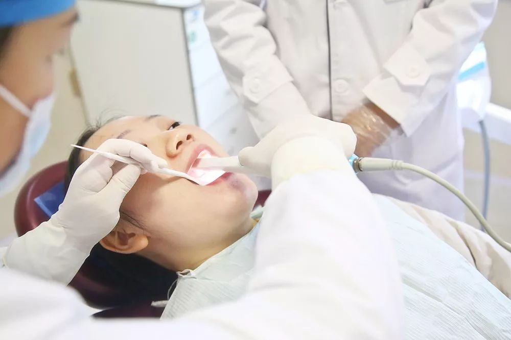 让你笑出自信的不止益达！仅39.9元抢成都华品口腔保健洁牙套餐！