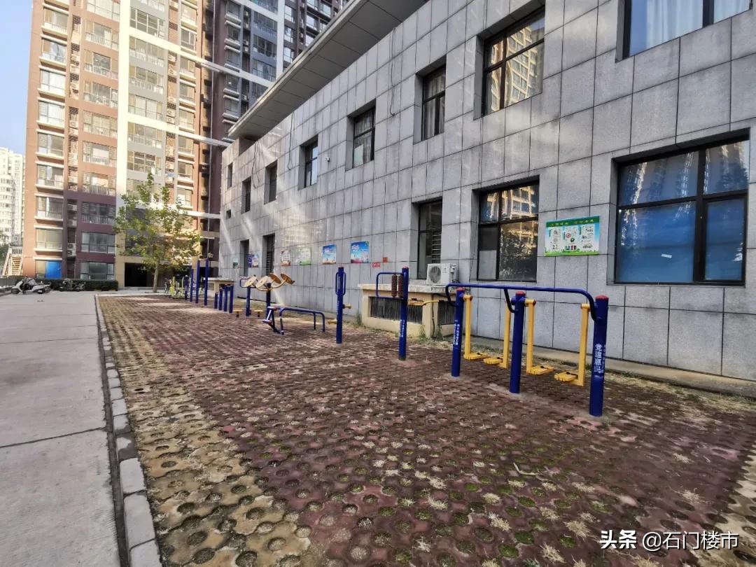 一墙之隔，每平米差7000元？中介：开发商自己的物业，一般