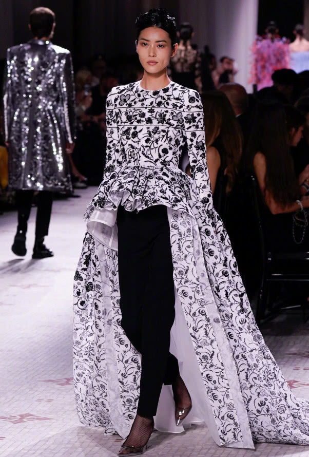 杨幂穿纪梵希小白鞋,杨幂givenchy靴子