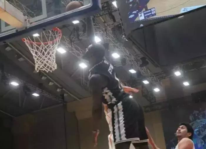 cba史蒂芬森战斧劈扣,史蒂芬森步行者首秀砍30分集锦