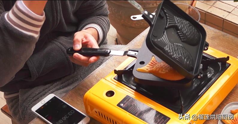 自己动手做出蜡笔小新同款鲷鱼烧，豆沙丝滑甜软，表皮蛋香浓郁