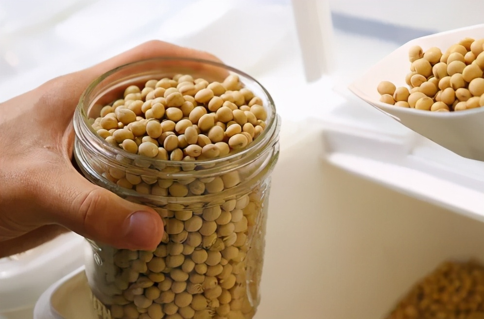 “裸卖”商店:食物都没有包装,想买东西要自己带上容器