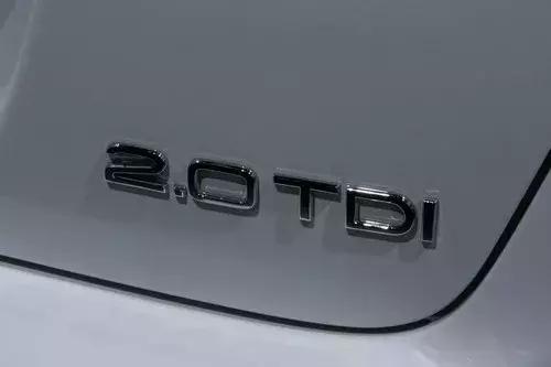 淄博花落满地：撩妹必备技能，带你了解汽车尾部字母含义