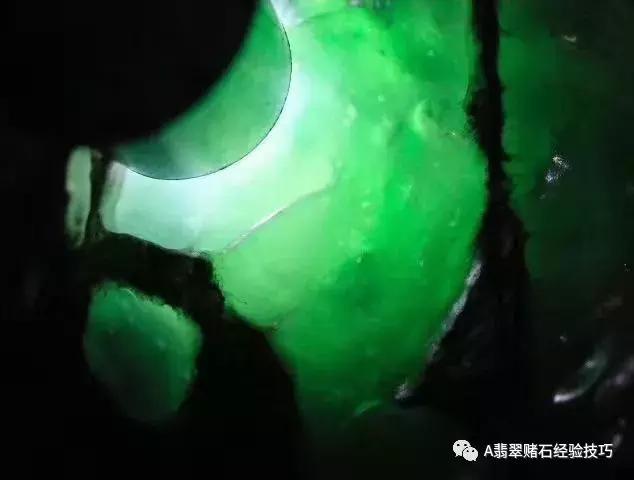 翡翠的颜色越浓越好吗,翡翠的光泽度等级区别