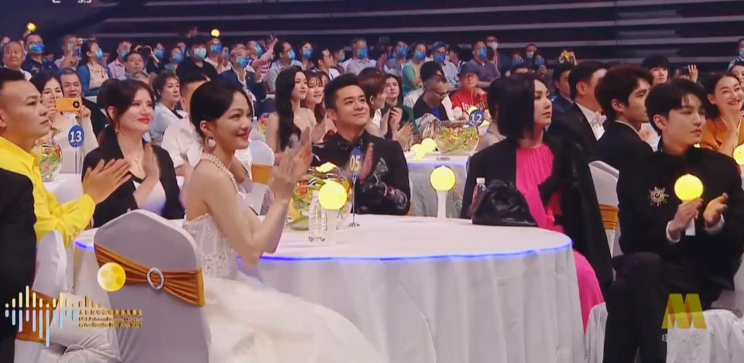 大湾区王菲出场谢霆锋表现,谢霆锋看王菲演唱会的视频