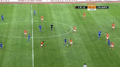 中超上演“连环脚”，申花队长被踢成“内马尔滚”