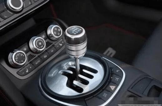 手动挡一挡换二挡顿挫是什么原因,手动挡起步一档换二档顿挫扣分吗