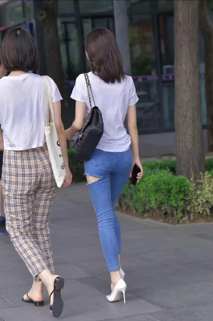 裤子有破洞能理解,靓女穿的牛仔裤,不小心就得掉根“裤腿”