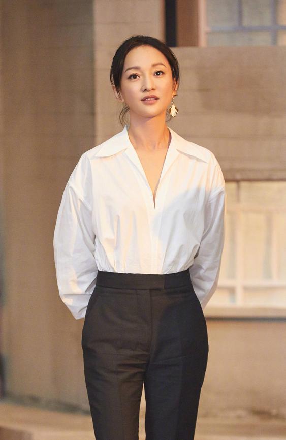 周迅秋冬最新穿搭网友确定44岁,周迅穿搭白黑格衬衣同款