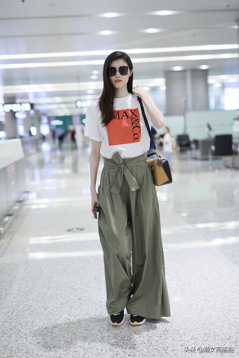 何穗一身长裙惊艳亮相,何穗穿黑色薄纱裙